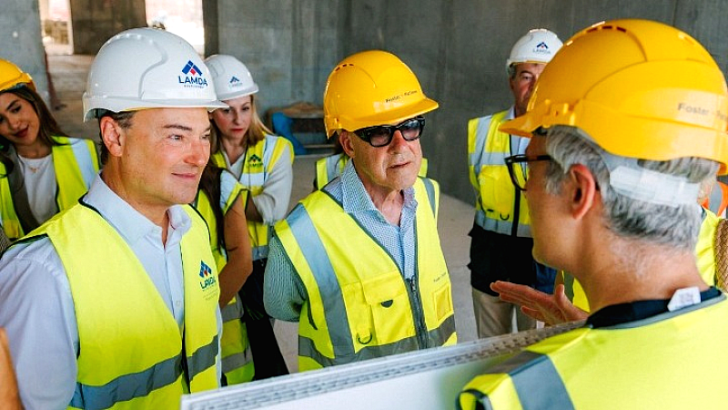 Η επίσκεψη του Norman Foster στο Ελληνικό: Ένας αρχιτέκτονας που επαναστατεί το αστικό τοπίο της Αθήνας