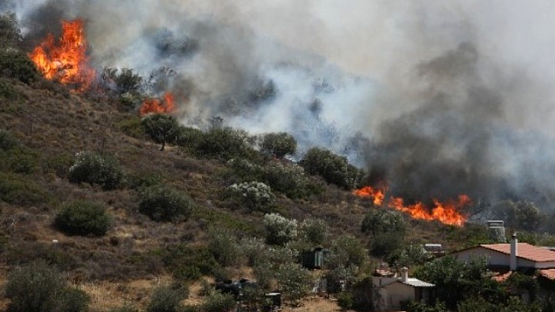 Εξαιρετική μάχη κατά της πυρκαγιάς στην Ιεράπετρα – Πυροσβέστες στο πλευρό των κατοίκων