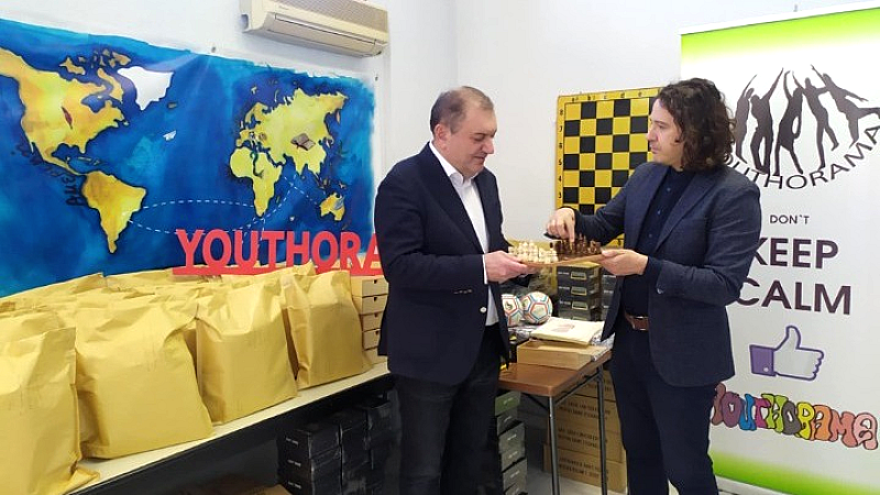 «Ματ» στον αποκλεισμό: Ειδική σκακιέρα για μαθητές με οπτική αναπηρία σε 170 σχολεία της Ελλάδας