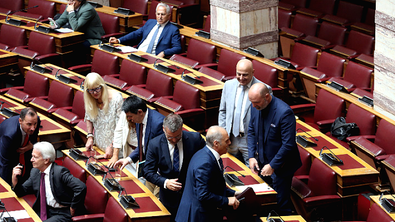 Αντιπαραθέσεις και καταγγελίες από την αντιπολίτευση στην έναρξη της συνεδρίασης για το πόρισμα της προκαταρκτικής επιτροπής κατά του Κ. Αχ. Καραμανλή