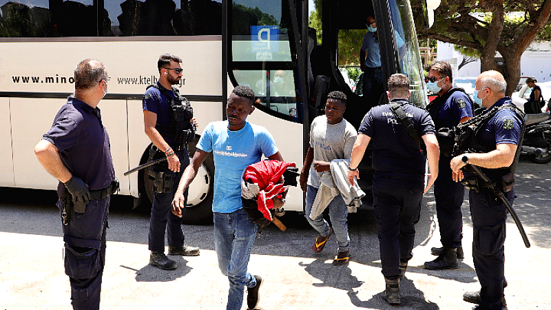 Αλλαγή σχεδιασμού για τη μεταφορά 520 διασωθέντων στο Λαύριο από τη θάλασσα νότια της Γαύδου