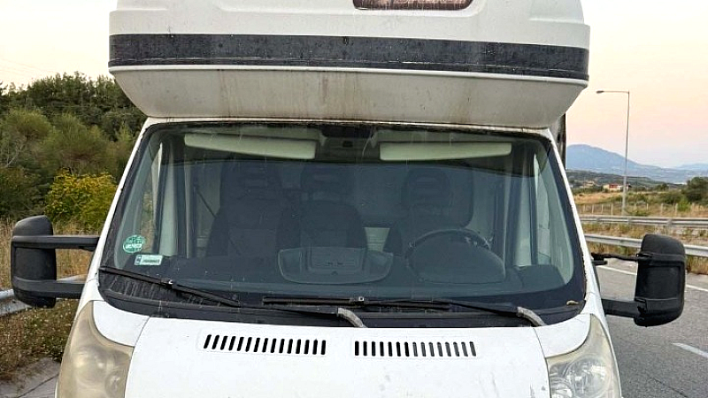 Συλλήψεις για παράνομη μεταφορά 16 μεταναστών σε κρύπτες φορτηγού