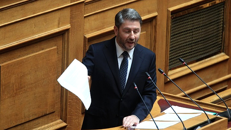 Ανδρουλάκης: Ούτε οι πολίτες ούτε η δημοκρατία αξίζουν έναν εκβιαζόμενο πρωθυπουργό