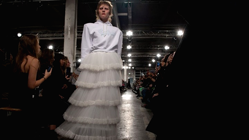 Ο Demna αποχαιρετά τον Balenciaga με μια εντυπωσιακή κολεξιόν υψηλής ραπτικής