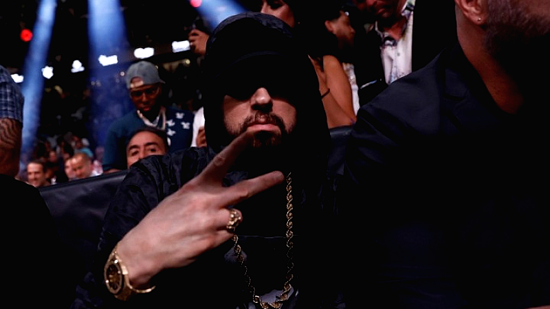 Ο Eminem ανακαλύπτει τους πιστούς θαυμαστές του στο ντοκιμαντέρ ‘Stans’