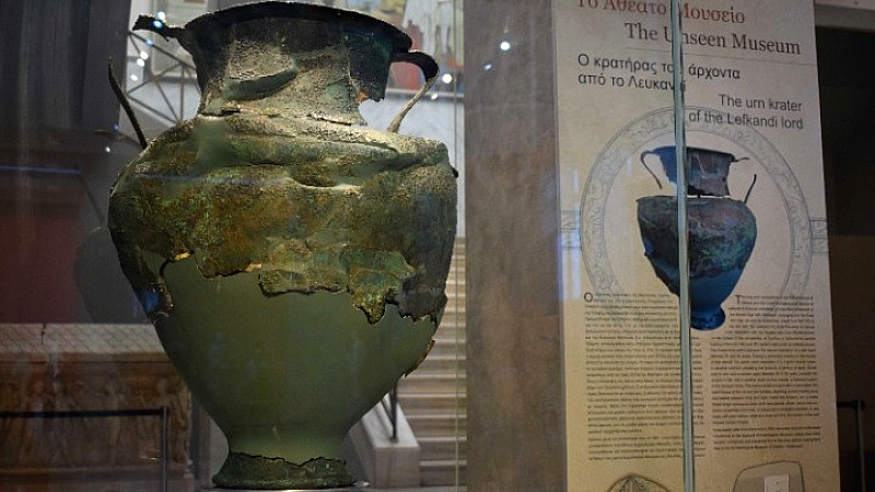 Η εμβληματική έκθεση του κρατήρα του άρχοντα από το Λευκαντί στο Αθέατο Μουσείο