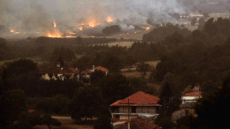 Συνεχιζόμενη μάχη με τις φλόγες στην πυρκαγιά στο Φενεό