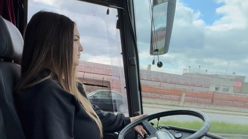 Οδήγηση με πάθος: Μια 23χρονη γυναίκα σπάει τα στερεότυπα πίσω από το τιμόνι λεωφορείου