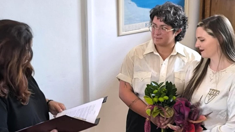 Ιστορική στιγμή στην Ερεσό: Ο πρώτος πολιτικός γάμος γυναικών στην πατρίδα της Σαπφούς