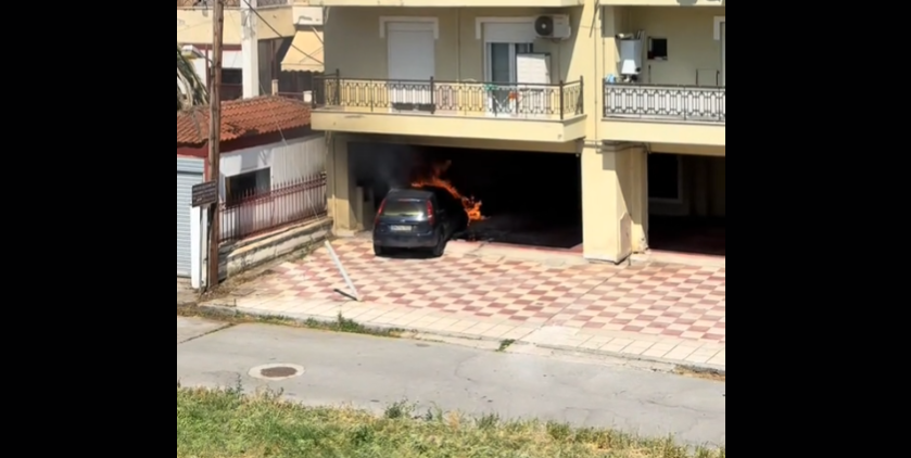 Θεσσαλονίκη: Δύο ΙΧ τυλίχθηκαν στις φλόγες μέσα σε πιλοτή – Δείτε το βίντεο