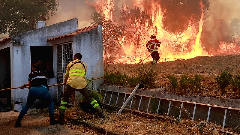 Σε επιφυλακή η Πορτογαλία λόγω τριών μεγάλων δασικών πυρκαγιών