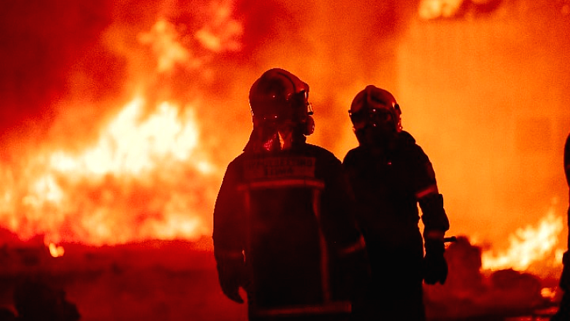 Φωτιά σε επιχείρηση ανακύκλωσης στη Σίνδο: Σε ύφεση η κατάσταση