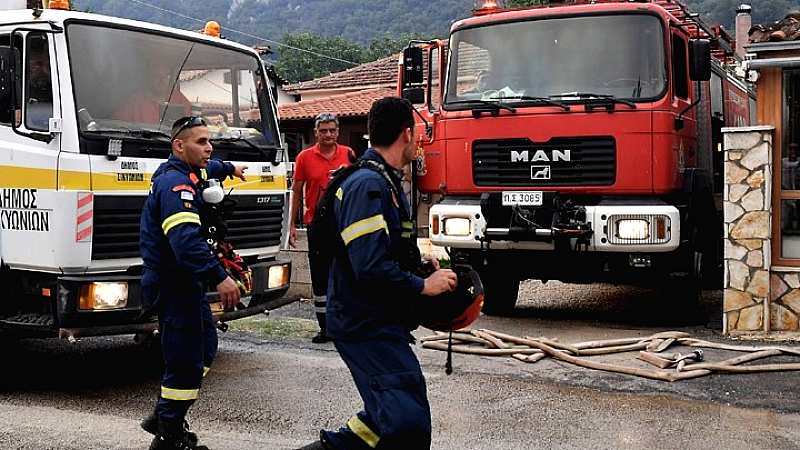 Πυρκαγιά στον Φενεό: Σε ύφεση με ενισχυμένες δυνάμεις πυρόσβεσης