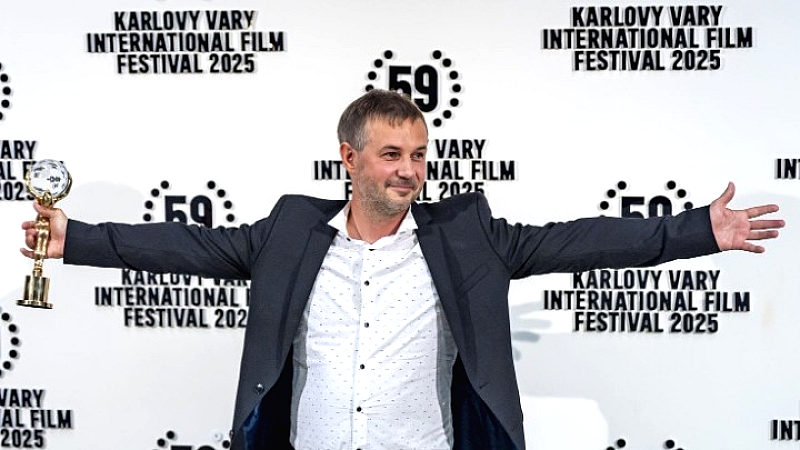 Το ντοκιμαντέρ «Better Go Mad in the Wild» κατακτά το κορυφαίο βραβείο στο Φεστιβάλ Κάρλοβι Βάρι