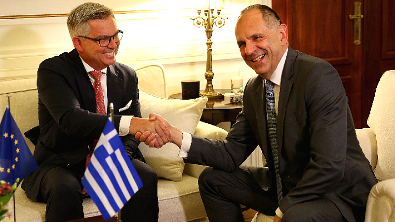 Ενίσχυση συνεργασίας για την παράτυπη μετανάστευση: Συνάντηση Γ. Γεραπετρίτη με τον Ευρωπαίο Επίτροπο