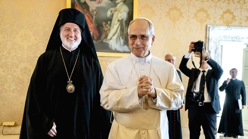 Σημαντική συνάντηση του αρχιεπισκόπου Αμερικής Ελπιδοφόρου με τον πάπα Λέοντα ΙΔ’ στο Βατικανό