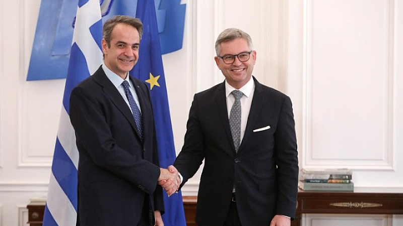 Σημαντική συνάντηση του πρωθυπουργού με τον Ευρωπαίο επίτροπο για εσωτερικές υποθέσεις και μετανάστευση