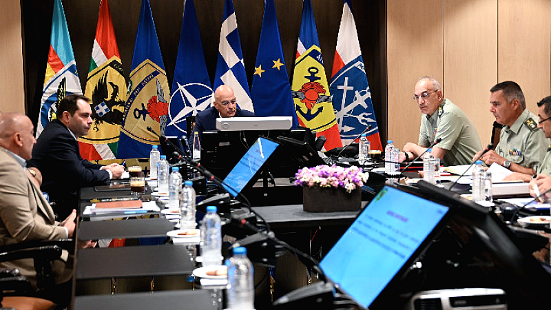Συνάντηση Δένδια-Πετραλιά για τον κανονισμό SAFE και την ενίσχυση των Ταμείων των Ενόπλων Δυνάμεων