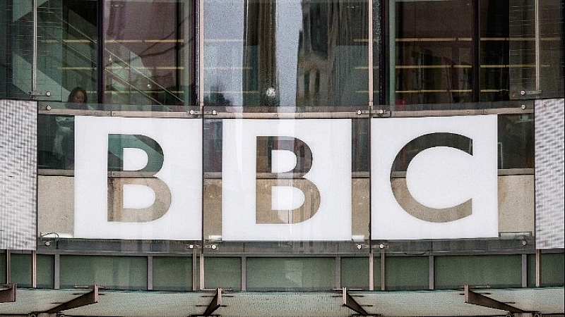 Το BBC διακόπτει τις ζωντανές μεταδόσεις συναυλιών «υψηλού κινδύνου» μετά από επεισόδιο με αντι-ισραηλινά συνθήματα στο Φεστιβάλ του Γκλάστονμπερι