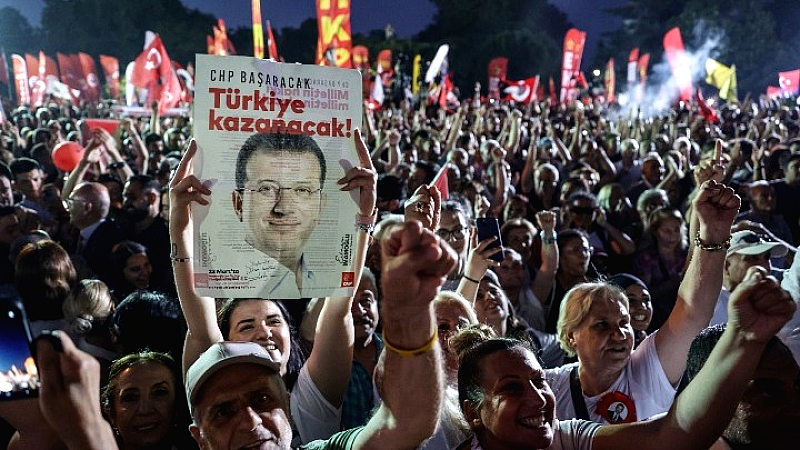 Κωνσταντινούπολη: Μαζική διαδήλωση και 42 συλλήψεις για τη σύλληψη του Ιμάμογλου