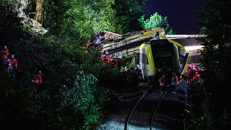 Τρεις νεκροί και 50 τραυματίες από εκτροχιασμό τρένου στη Γερμανία – Κατολισθήσεις ως πιθανή αιτία
