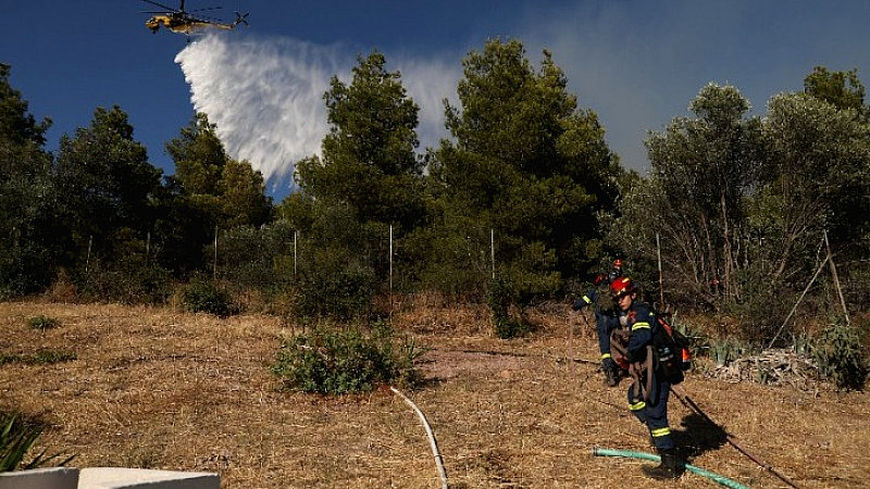 Προσωρινή μεταφορά δρομολογίων πλοίων από το λιμάνι της Ραφήνας λόγω της πυρκαγιάς