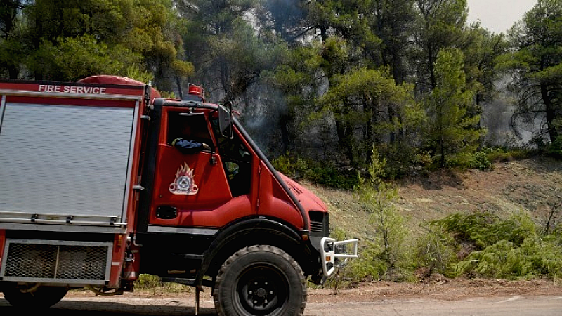 Πυρκαγιά σε χαμηλή βλάστηση στα Μέγαρα: Υπό μερικό έλεγχο