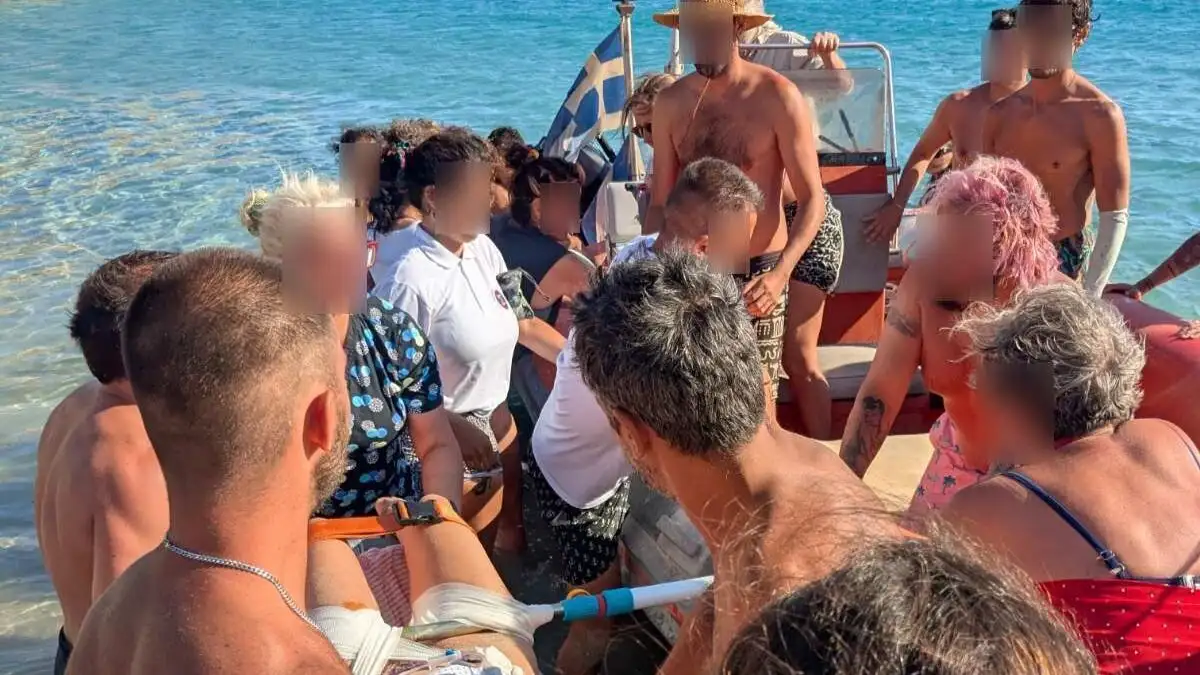 Σοκαριστικό ατύχημα στη Δονούσα: Ομπρέλα καρφώθηκε στο πόδι λουόμενης – Αυτοσχέδια επιχείρηση διάσωσης στην παραλία