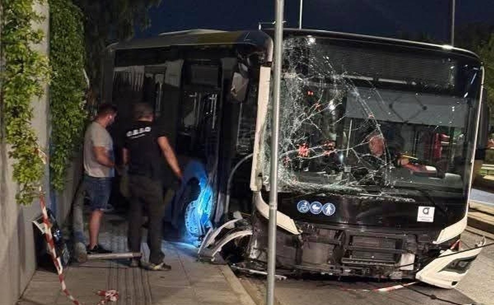 Ανεξέλεγκτο λεωφορείο στη Βουλιαγμένης: Κινήθηκε μόνο του για 150 μέτρα χωρίς οδηγό και ξήλωσε κολώνες και πινακίδες (εικόνες – βίντεο)
