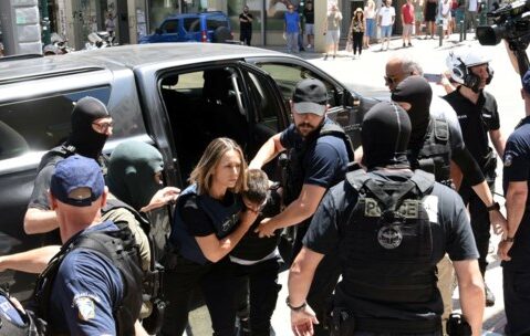 Πάτρα: Οργή για τη Μουρτζούκου έξω από τα δικαστήρια – «Φόνισσα, σίχαμα», της φώναζαν μετά την ομολογία της