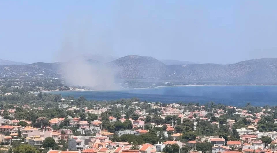 Πυρκαγιά στην Παραλία Μαραθώνα: Μήνυμα από το 112 για εκκένωση, συναγερμός στην πυροσβεστική