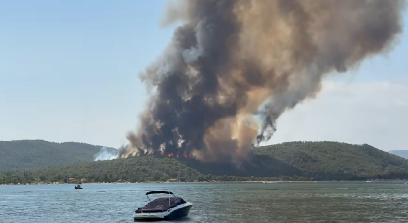 Χαλκιδική: Μεγάλη πυρκαγιά στην Βουρβουρού – Ήχησε το 112 για εκκένωση, επιχειρούν οκτώ αεροσκάφη και ένα ελικόπτερο