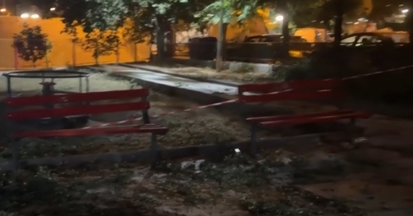 Κορδελιό: Μεγάλο κλαδί έπεσε σε παιδική χαρά – Δύο γυναίκες εσπευσμένα στο Παπαγεωργίου