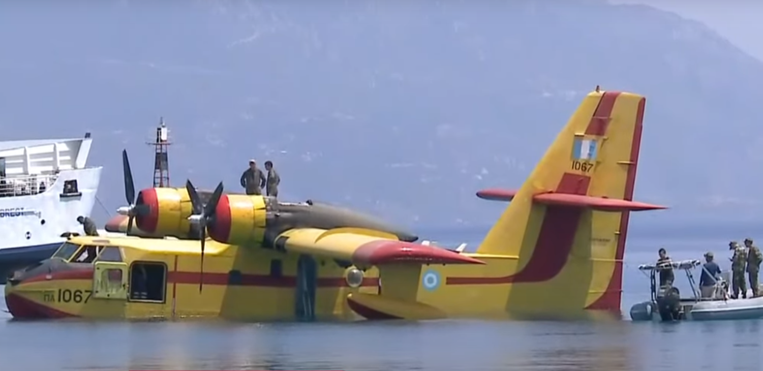 Αναγκαστική προσθαλάσσωση πυροσβεστικού Canadair στον Κορινθιακό – Ασφαλείς οι δύο πιλότοι, μεταφέρθηκε στο λιμάνι Κιάτου (Βίντεο)