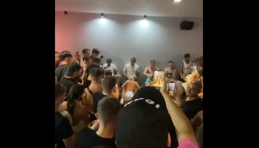 Σάλος στη Ζάκυνθο: Τουρίστριες έκαναν διαγωνισμό στοματικού σεξ σε κλαμπ – Βίντεο ντροπής