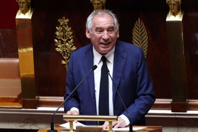 Γαλλία: Ο Μπαϊρού απέφυγε τη νέα πρόταση μομφής, αλλά η εξουσία του είναι ολοένα και πιο επισφαλής