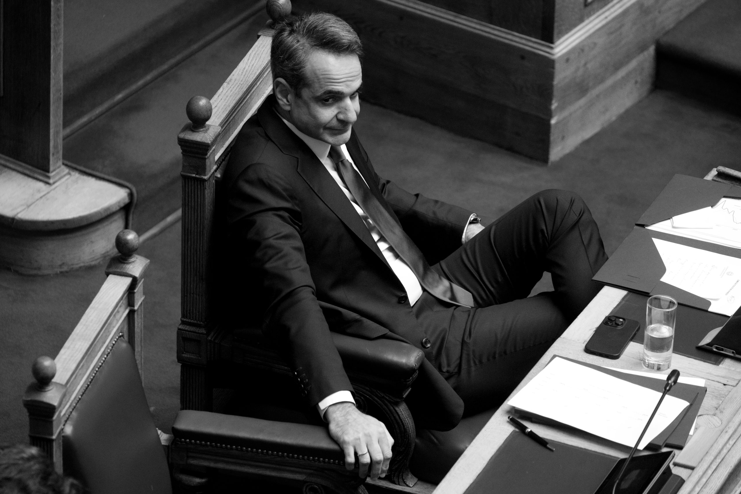 Μια κυβέρνηση που προσπαθεί να φαίνεται παντοδύναμη, αλλά είναι εξαιρετικά αδύναμη