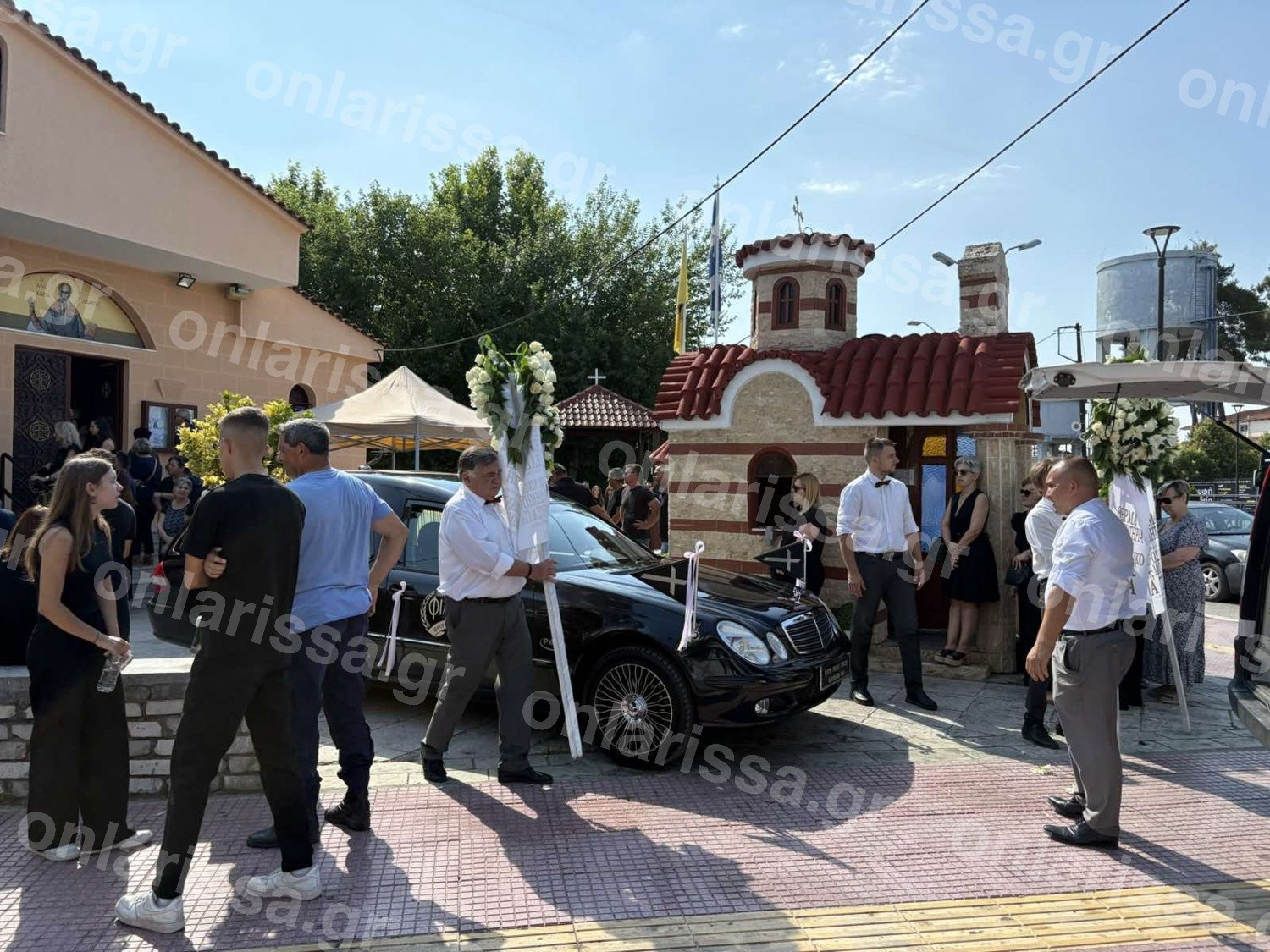 Λάρισα: Σπαρακτικές στιγμές στον τελευταίο αποχαιρετισμό της 18χρονης που κατέρρευσε σε γυμναστήριο