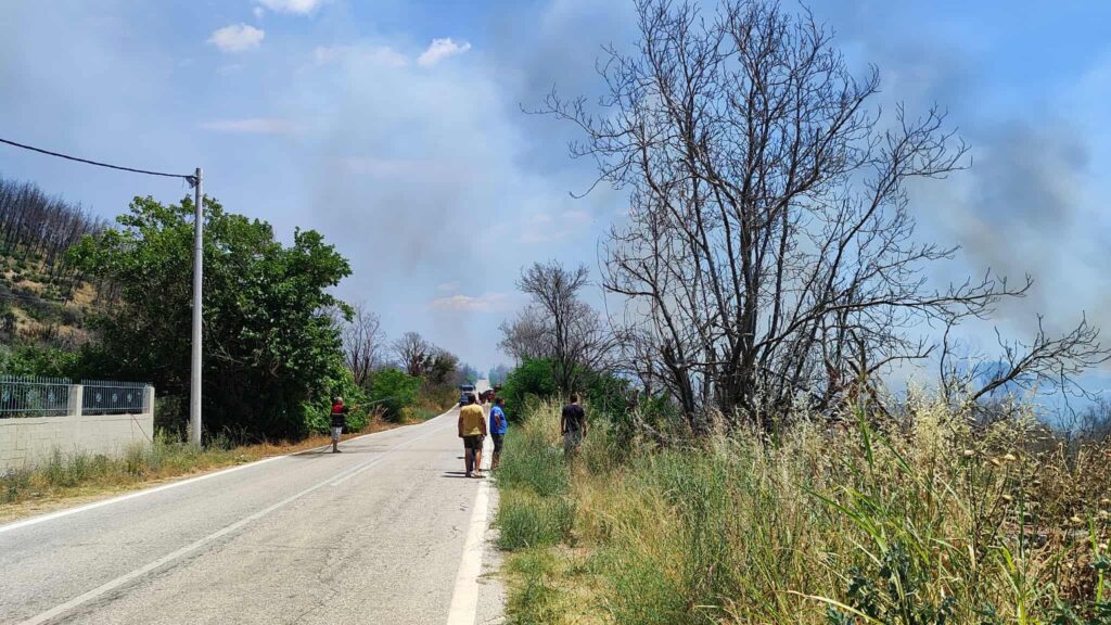 Φωτιά στη Ροδόπη: Άμεσος κίνδυνος για τον οικισμό του Πολυάνθου