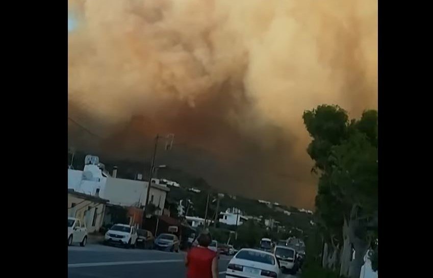 Δραματική φωτιά στο Λασίθι: Ισχυροί άνεμοι προκαλούν εκκενώσεις ξενοδοχείων και νέα ειδοποίηση από το 112