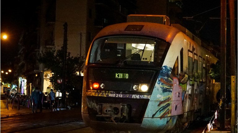 Προαστιακός: Νυχτερινές ταλαιπωρίες για εκατοντάδες επιβάτες λόγω πυρκαγιάς
