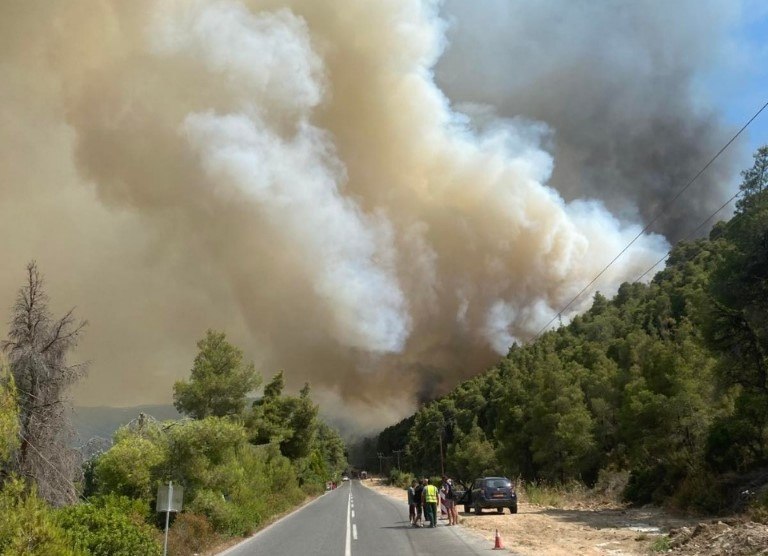 Meteo: Η διαφορά των πυρκαγιών σε Χαλκιδική και Ιεράπετρα – Δύο όψεις του ίδιου φαινομένου