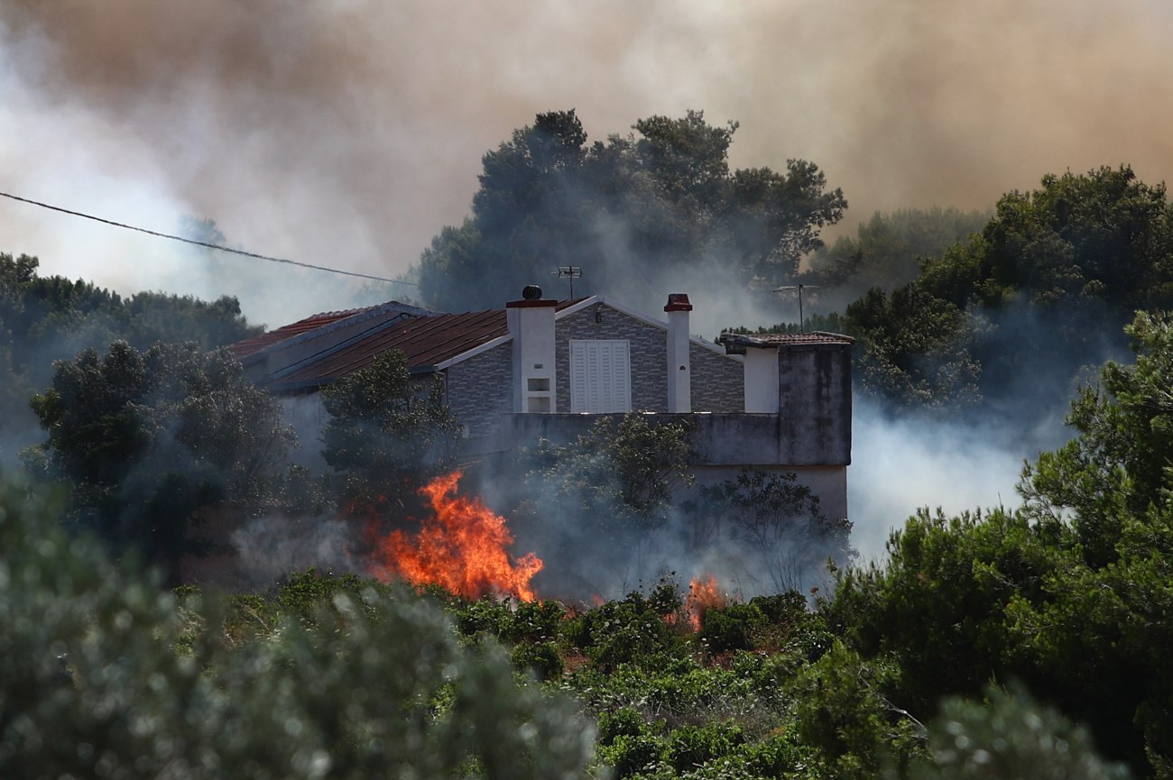 Εκκένωση οικισμών και απεγκλωβισμοί στην ανατολική Αττική λόγω πυρκαγιάς
