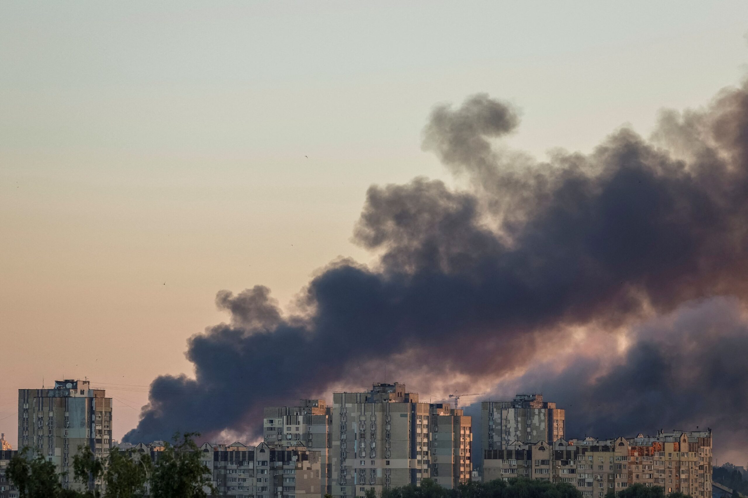Ουκρανία: Σφοδρή επιδρομή στο Κίεβο με 14 τραυματίες – Μία γυναίκα νεκρή σε ρωσική περιφέρεια