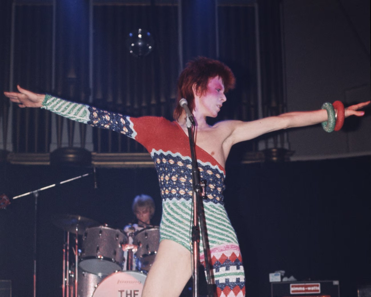 Αναδρομή στο David Bowie: Τα κοστούμια του Ziggy Stardust και 90.000 αντικείμενα στο V&A του Λονδίνου