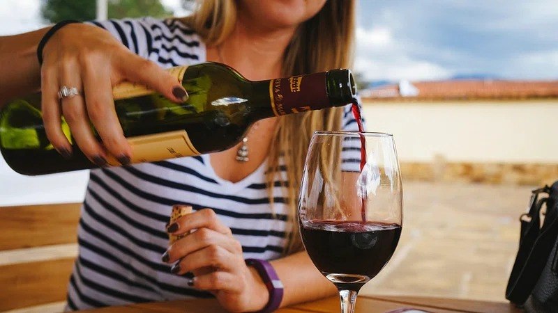 Ζητείται αύξηση 50% στους φόρους αλκοόλ, αναψυκτικών και προϊόντων καπνού από τον ΠΟΥ