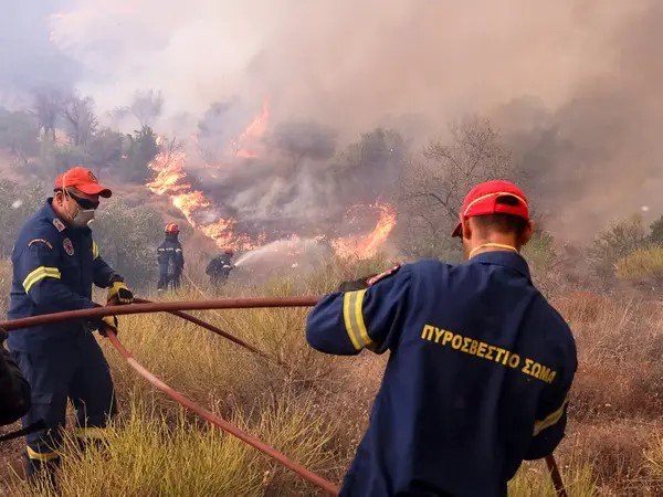 Συγκλονιστική φωτιά στην Πλανά Χαλκιδικής – Ισχυρές δυνάμεις πυρόσβεσης σε δράση