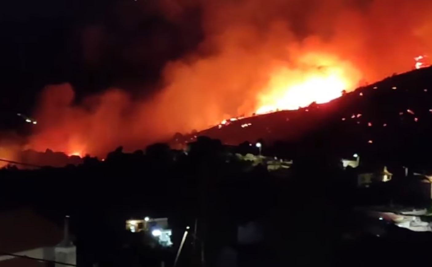 Δύσκολες στιγμές στην Εύβοια: Ανεξέλεγκτη φωτιά στα Μεσοχώρια, εκκένωση του χωριού Τσακαίοι