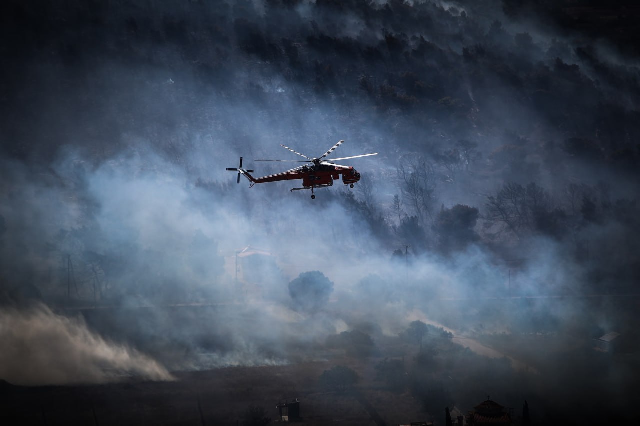 Φωτιά στην Εύβοια: Βελτιώνεται η κατάσταση, μάχη με διάσπαρτες εστίες και ισχυρές δυνάμεις στην περιοχή