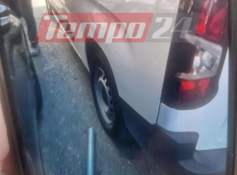 Πάτρα: Σιδερένιος σωλήνας κατέπεσε από οικοδομή σε σταθμευμένα αυτοκίνητα, μητέρα με παιδιά εντός